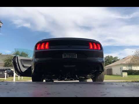 2020 mustang ecoboost with flowmaster outlaw axle back exhaust (cold start, revs)