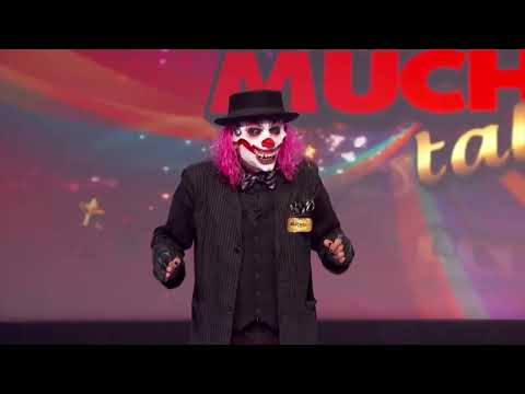 Ana Bárbara arrodillada por el Kompa Yaso xD