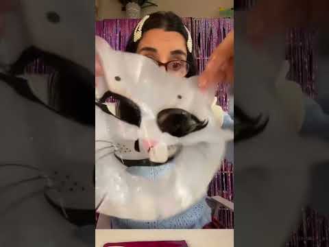 Kitty Mask! Laura turns into a cat!🐱 #lauraegiulia #shorts
