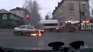 Смотреть онлайн Автомобиль загорелся прямо на перекрестке