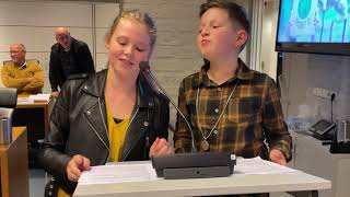 Koen en Jikke overhandigen kinderklimaatakkoord aan Heusdense raad