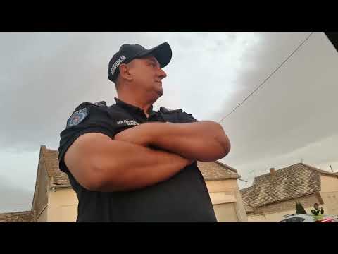 Ovaj policajac zlostavlja vezanog psa u Srpskom Miletiću Stojana Lj. 123/5 na 1,5 m lanca!20.10.2023