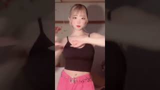 【TikTok】下着姿のせいで揺れる乳