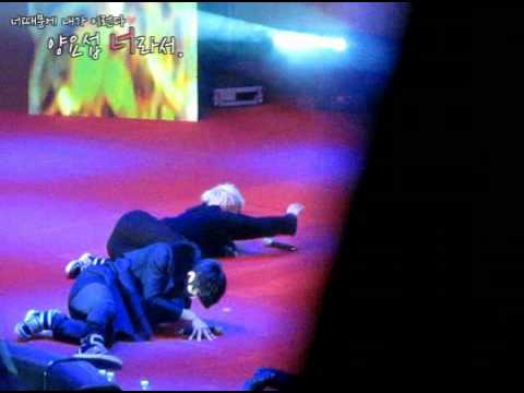 [FANCAM] 101217 Dongwoon - Special @ Lotte World #3