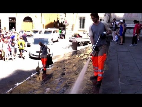 Firenze, acqua sui sagrati per evitare i bivacchi dei turisti