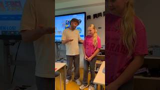 Wanneer er in de klas iets teveel naar het songfestival is gekeken!