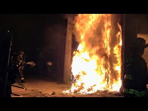 *EARLY ARRIVAL* Chicago Fire Department Engine 117 Leads Out On An Alley Garage Fire (7/4/25)
