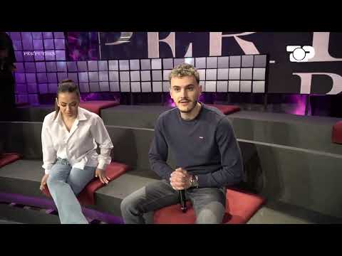 Vajzat detyrojnë djemtë të rrinë këmbë për mbi këmbë - Për’puthen prapaskena