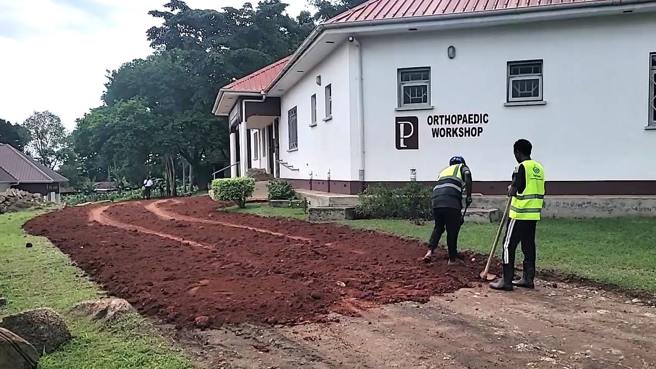 Neue Zufahrtsstraße zum PRO Uganda Gelände