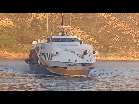 Monocarena Marco M in arrivo al porto di Favignana