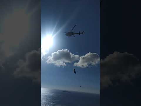 CORPO DE BOMBEIROS MILITAR REALIZA RESGATE AÉREO DE PRATICANTE DE RAPEL NA LAGOA DA CONCEIÇÃO EM FLORIANÓPOLIS.