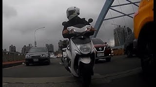 一早上班就被追尾有夠雖小