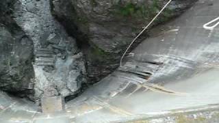 preview picture of video 'Anne doing the Goldeneye bungee jump at Verzasca dam, Switzerland'