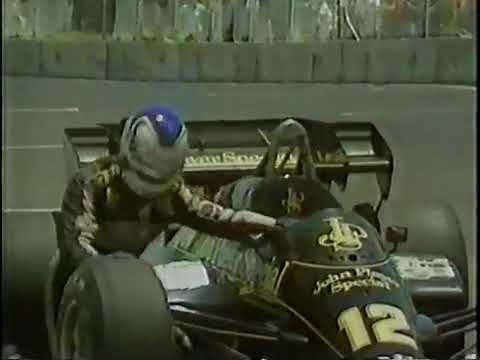Dallas gp 1984 Nigel Mansell sviene mentre spinge la sua Lotus