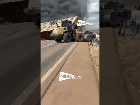 Batida entre carretas, caminhonete e viatura deixa dois mortos em MT