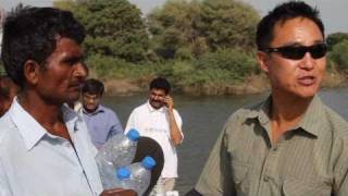 preview picture of video 'Pakistan floods - LifeGivingForce delivers clean water to the people of Pakistan'
