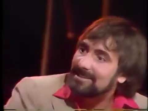 Keith Moon   Talks about Smashing up hotels 1977