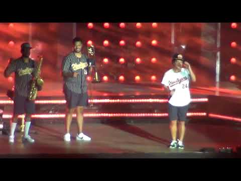Bruno Mars en Chile, 24K Magic World Tour 2017 - "Locked Out of Heaven"