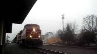 preview picture of video 'Freight Trains roar through Kent'