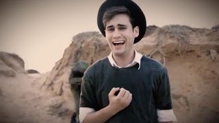 מאיר גרין – נקודה של אור (הקליפ הרשמי) - התמונה מוצגת ישירות מתוך אתר האינטרנט יוטיוב. זכויות היוצרים בתמונה שייכות ליוצרה. קישור קרדיט למקור התוכן נמצא בתוך דף הסרטון