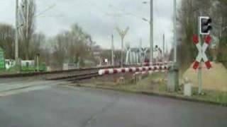 preview picture of video 'Bahnübergang/Level crossing Beuststraße, Erkner'