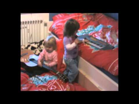 Bliznakinje(23meseca)pevaju JECAM ZELA