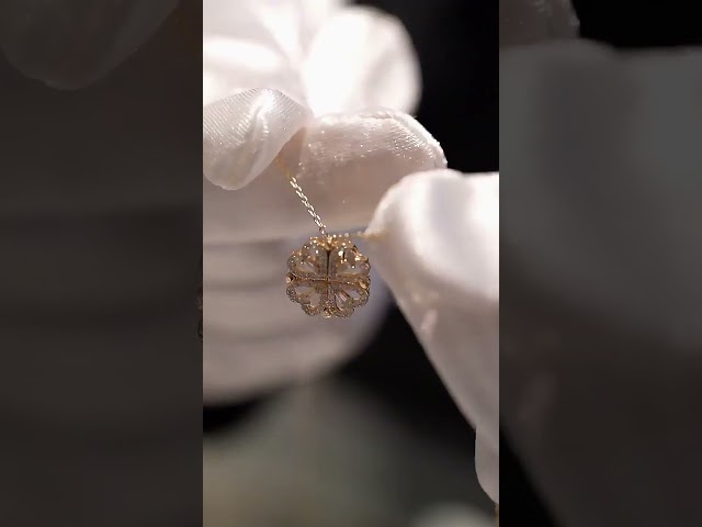 Vídeo relacionado con Bcenoilua Conjunto de Joyas de Trébol de Cuatro Hojas para Mujer y Niñas 18K Oro Plateado Acero Inoxidable Trébo Colgante Collar Pendientes Pulsera Delicado Ajustable Juego de Joyas