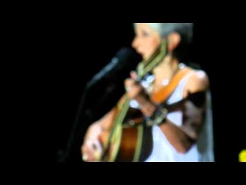 Joan Baez 22 juillet Arènes de Nîmes - dédicace pour Marie Flore et sa famille