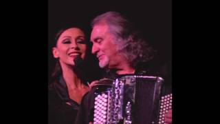 L&#39;homme en habit rouge (Barbara/Barbara) interprétée par Rébecca Mai