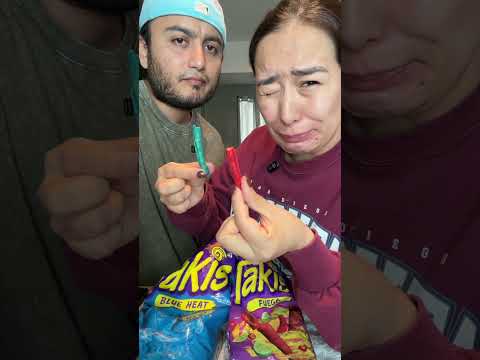 que pica mas el takis azul o el takis rojo #viral #botana #comedia #pareja