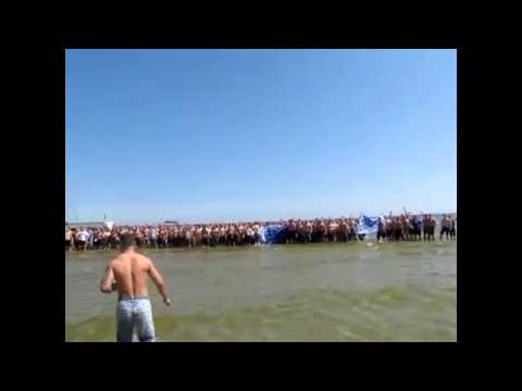 Kibice z Chorzowa na plaży w Gdyni w 2011 roku