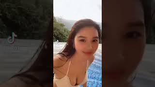 水着がぱんぱんではち切れそう