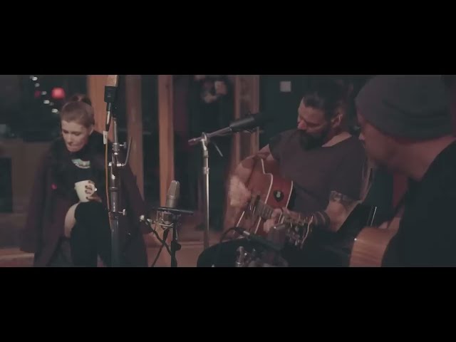 Video zu 'Kiss Me' ansehen