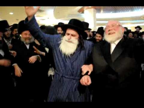 Purim Ruv Dancing Mitzva Tantz as Toldos Avrom Yitzchok