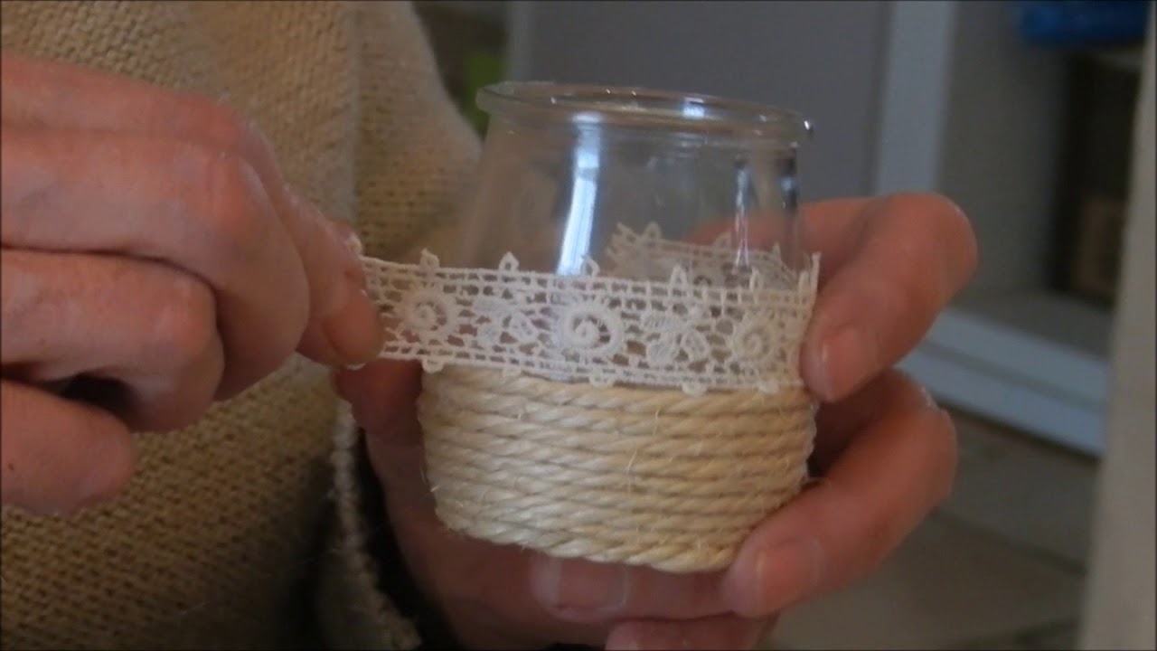 Pots de fleurs avec des pots de yaourts