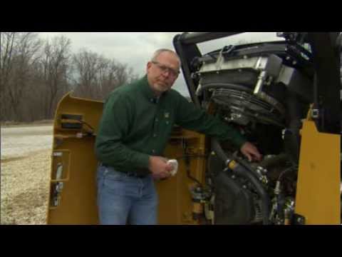 Ölstandsprüfung an der Caterpillar Baumaschine