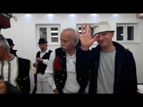 VESELI BANIJCI I OSTALI KRAJIŠNICI U VESELOM KOLU * Pred početak man. "4. BANIJSKO PLETENO KOLO"