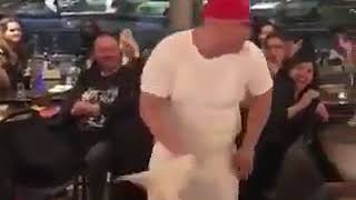 İşinin ehli pizza ustası ,pizza nasıl yapılır iyi bir pizzada gerekli 