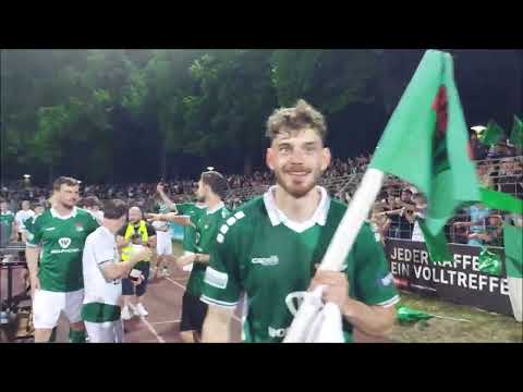 Der 1  FC Schweinfurt 05 feiert den Aufstieg in die 3  Liga