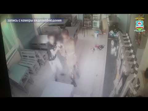 В Якутске посетитель питейного заведения украл телефон бармена