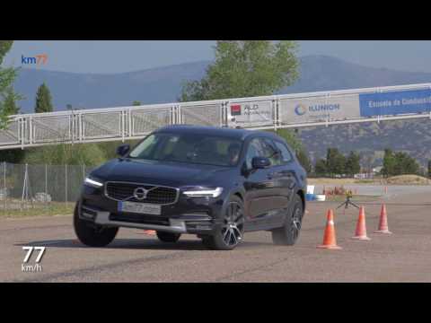 Volvo V90 Cross Country 2017 – Maniobra de esquiva (moose test) y eslalon | km77.com