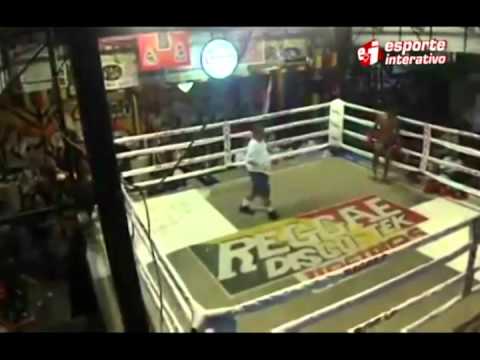 Luta de MMA na Tailândia tem até bandejada na cara