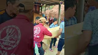 ทำโลงศพและบรรจุศพตามความเชื่อของอาข่าที่นับถือบรรพบุรุษ (ดั้งเดิม)
