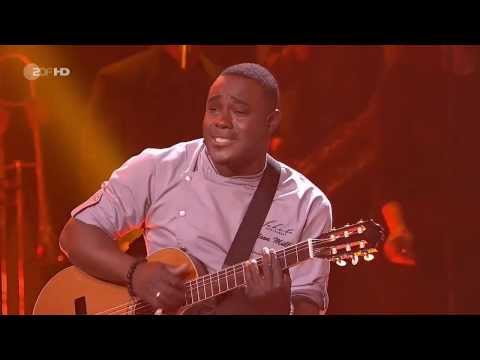 Starkoch Nelson Müller singt in der Show von Helene Fischer im Velodrom in Berlin - ZDF HD