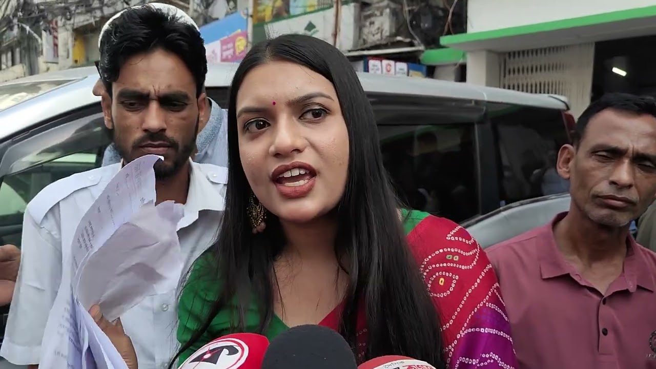 মহিলা মানুষ তো পুরুষদের সাথে গাদাগাদি করতে পারবে!