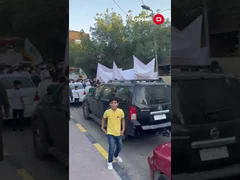 شاهد بالفيديو.. تقليد بغدادي.. حافظو القرآن من اطفال الاعظمية يسيرون بشوارعها بعد انتهاء الدورة