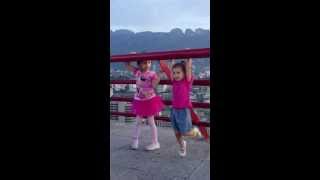 Sofía y Rebeca en Carrusel de la Bandera