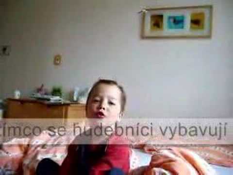 sedí topič u piána..