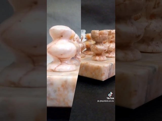 Vídeo relacionado con Juego de ajedrez de mármol hecho a mano de alta calidad de 10 pulgadas, tablero blanco y negro con 32 piezas + 2 reinas adicionales y caja de almacenamiento, juego de ajedrez de viaje de lujo