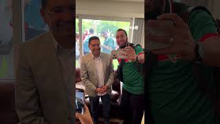 لقجع وبوريطة يلتقطان الصور مع الجمهور المغربي المتوجه لمساندة أشبال الأطلس في نهائي مونديال الشيلي thumbnail